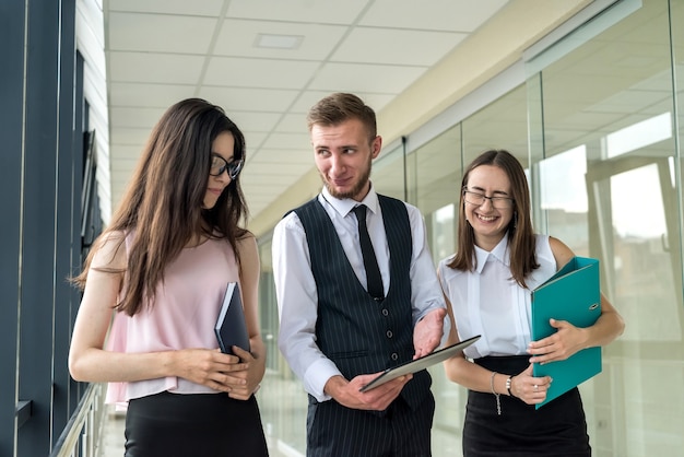 Incontro di lavoro tra tre giovani per discutere della loro collaborazione. lavoro di squadra