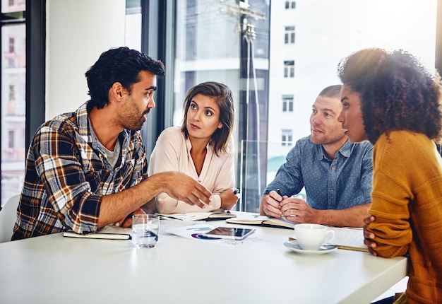 Incontro in ufficio e web designer che parlano di sviluppo di app o progetto creativo con felicità Web design e persone con strategia di marketing online e pianificazione insieme nel posto di lavoro di Londra