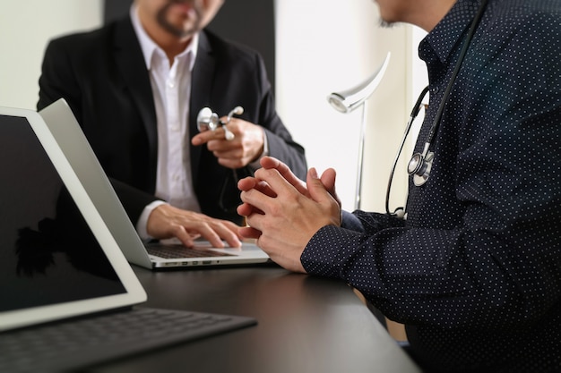 Incontro medico con la sua squadra in ufficio moderno all&#39;ospedale