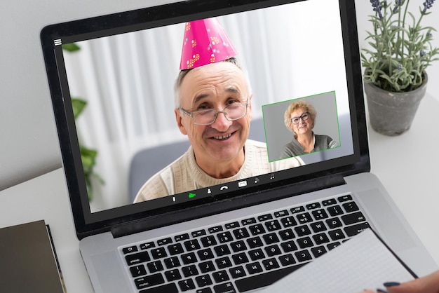 Incontro virtuale con un amico. Un ragazzo sta usando il laptop per la videochiamata.