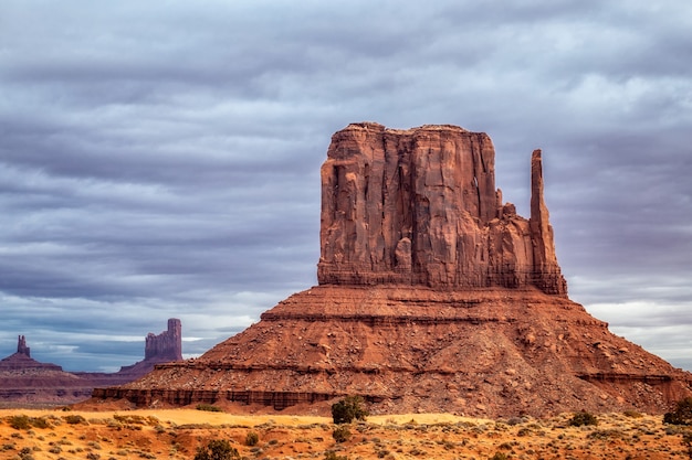 Incredibile alba con colori rosa, oro e magenta vicino alla Monument Valley, Arizona, USA.