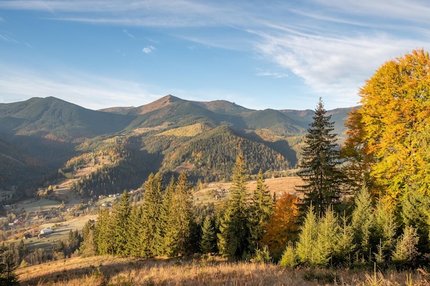 Incredibile alba estiva nelle montagne dei Carpazi Scena mattutina colorata con la prima luce solare che illumina colline e valli