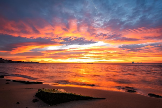 Incredibile alba rossa sul mare