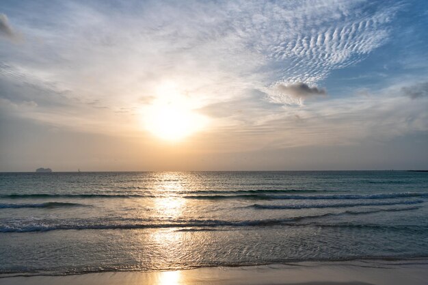 Incredibile alba sul mare. Tramonto sull'oceano sull'acqua di mare con cielo al tramonto e sagome di nave. Alba dorata di vista sul mare sul mare. Concetto di natura. Bella Twilight Miami Beach. Mattina presto.