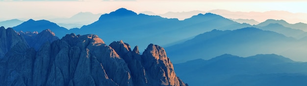 Incredibile alba sul monte Sinai, bellissima alba in Egitto, bellissima vista dalla montagna