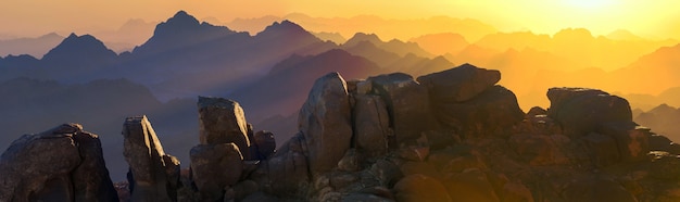 Incredibile alba sul monte Sinai, bellissima alba in Egitto, bellissima vista dalla montagna