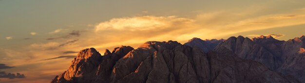 Incredibile alba sul monte Sinai, bellissima alba in Egitto, bellissima vista dalla montagna