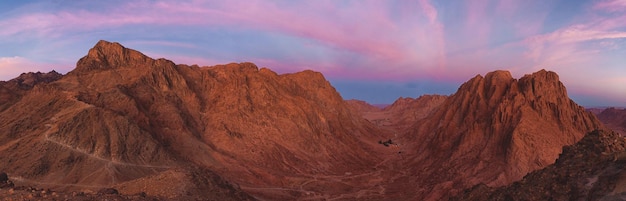 Incredibile alba sul monte Sinai, bellissima alba in Egitto, bellissima vista dalla montagna