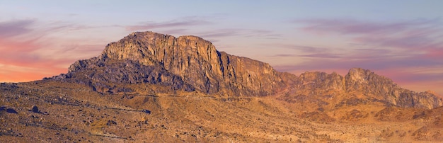 Incredibile alba sul monte Sinai, bellissima alba in Egitto, bellissima vista dalla montagna