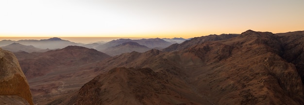 Incredibile alba sul monte Sinai, bellissima alba in Egitto, bellissima vista dalla montagna