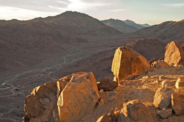 Incredibile alba sul monte Sinai, bellissima alba in Egitto, bellissima vista dalla montagna