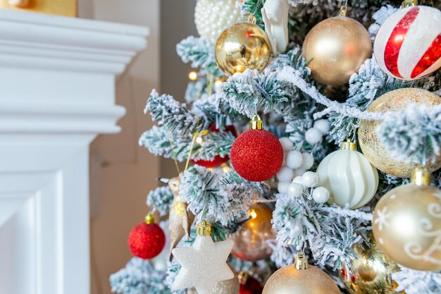 Incredibile albero di Natale scintillante con palline, giocattoli e decorazioni di nastri. Palline di Natale con luci a forma di stella su un albero di Natale. Buone vacanze