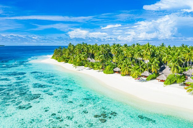 Incredibile atollo e isola delle Maldive dalla vista aerea. Tranquillo paesaggio tropicale e vista sul mare