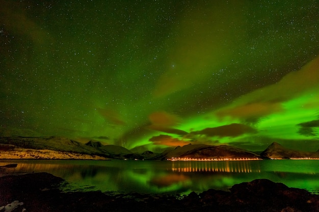 Incredibile aurora boreale, aurora boreale sulle montagne del nord Europa