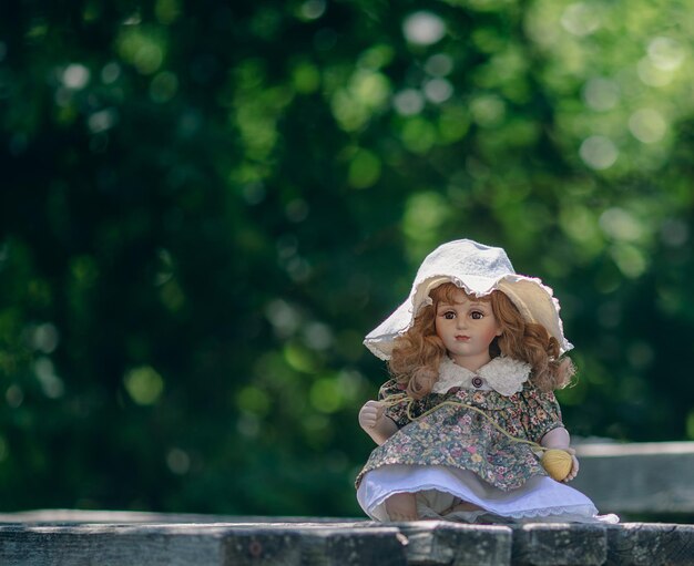 Incredibile bambola di porcellana vintage realistica con messa a fuoco selettiva degli occhi marroni