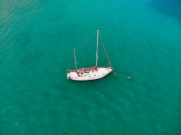 Incredibile barca a vela sta navigando attraverso il mare blu profondo. Vista dall'alto.
