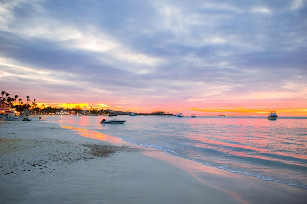 Incredibile bel tramonto su una spiaggia caraibica esotica