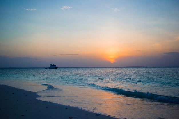 Incredibile bel tramonto su una spiaggia caraibica esotica