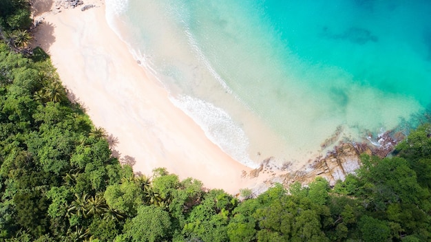 Incredibile bellissima spiaggia Vista aerea del mare della spiaggia tropicale nella bellissima isola di Phuket Situato sulla spiaggia di Laem Sing Phuket Thailandia il 30-2021 ottobre