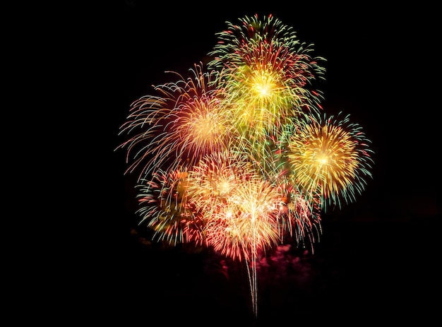 Incredibile Bellissimo fuoco d'artificio su sfondo nero per la celebrazione dell'anniversario buon Natale e felice anno nuovo