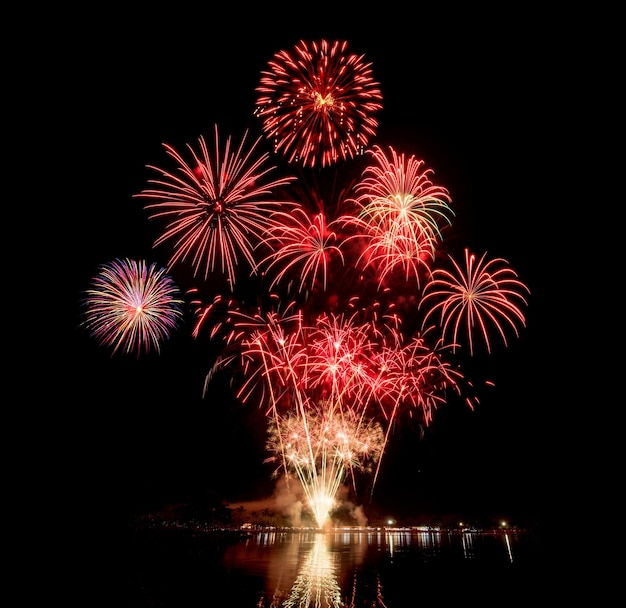 Incredibile Bellissimo fuoco d'artificio su sfondo nero per la celebrazione dell'anniversario buon Natale e felice anno nuovo