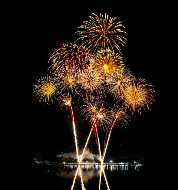 Incredibile bellissimo fuoco d'artificio su sfondo nero per la celebrazione dell'anniversario, vigilia di Natale e felice anno nuovo.