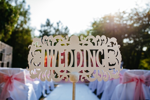 Incredibile bellissimo luogo di cerimonia di matrimonio con arco nuziale ricoperto di fiori