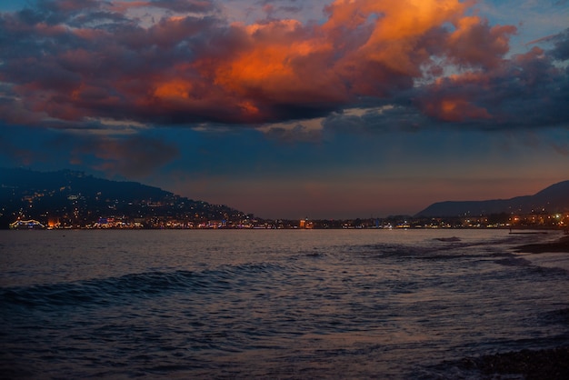 Incredibile bellissimo paesaggio di mare al tramonto