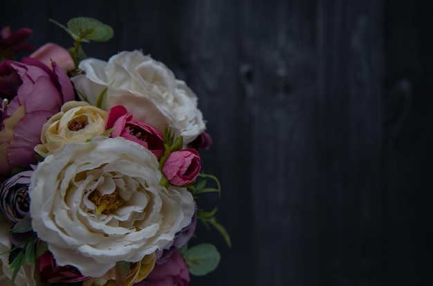 Incredibile bouquet di rose rosa e bianche in vaso sullo sfondo nero