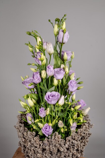 Incredibile bouquet tenero con fiori viola ranuncolo rosa e piccole rose bianche in scatola di cartone con nastro rosa Bellissimo mazzo di fiori primaverili Regalo di Pasqua Fiori primaverili stagionali