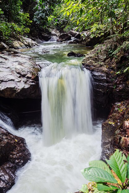 Incredibile cascata nella foresta verde Laong Rung Waterfall Yala Thailandia