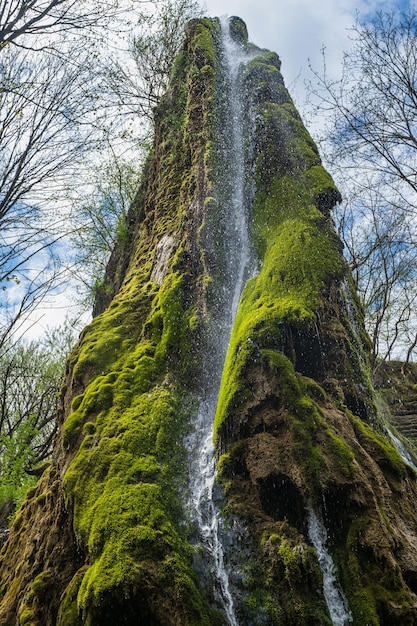 Incredibile cascata pittoresca primaverile sulla ripida scogliera rocciosa L'ex parco delle proprietà Orlovsky Maliivtsi Khmelnytsky regione Ucraina
