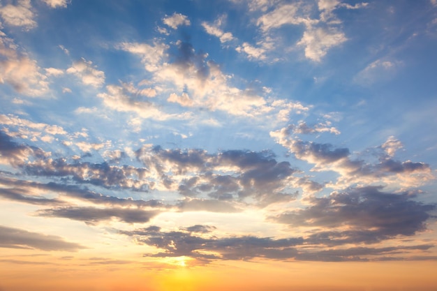 Incredibile cielo al tramonto con bellissime nuvole e raggi di sole