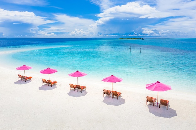 Incredibile cielo di sabbia di mare tranquillo. Turismo turistico ricreativo estivo. Veduta aerea del paesaggio con sedie