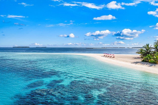 Incredibile cielo di sabbia di mare tranquillo. Turismo turistico ricreativo estivo. Veduta aerea del paesaggio con sedie