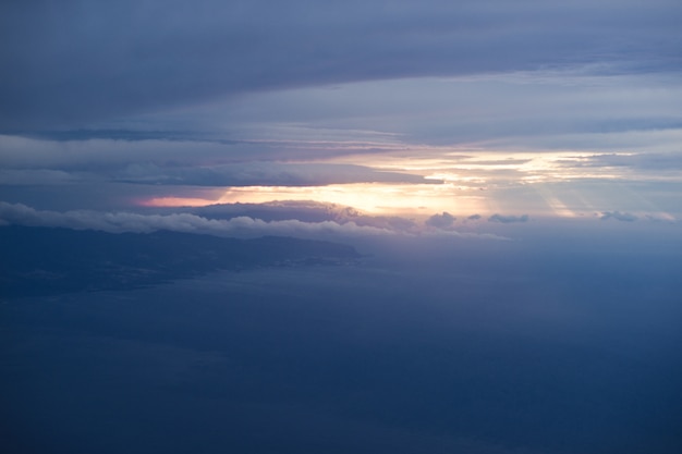 Incredibile cielo nuvoloso, vista aerea, vista dall'alto