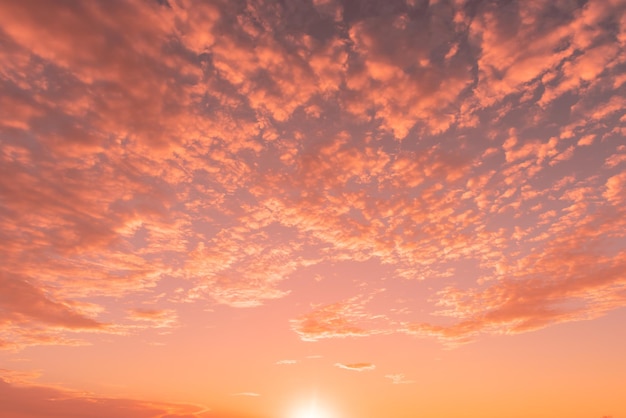 Incredibile cielo pieno di nuvole in colori pastello illuminati dall'alba Concetto astratto