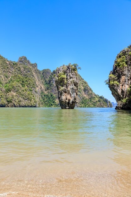 Incredibile e bellissimo Tapu o isola di James Bond Phang-nga Bay vicino a Phuket Thailandia