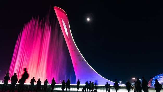 Incredibile fontana musicale illuminata di notte nel Parco Olimpico di Sochi, Russia.