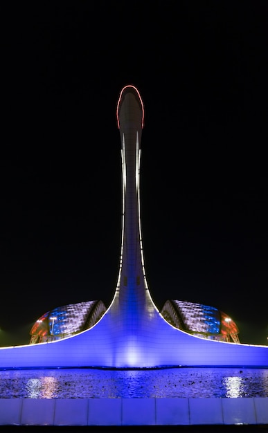 Incredibile fontana musicale illuminata e stadio olimpico "Fisht" di notte a Sochi, in Russia.