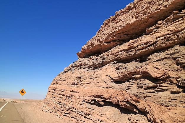Incredibile formazione rocciosa lungo la ripida strada di montagna del deserto di Atacama, Cile settentrionale, Sud America