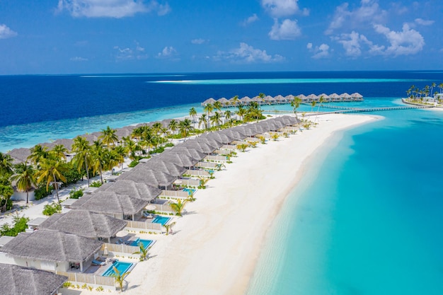 Incredibile isola dell'atollo nelle Maldive vista aerea Tranquillo paesaggio tropicale con vista sul mare ville palme