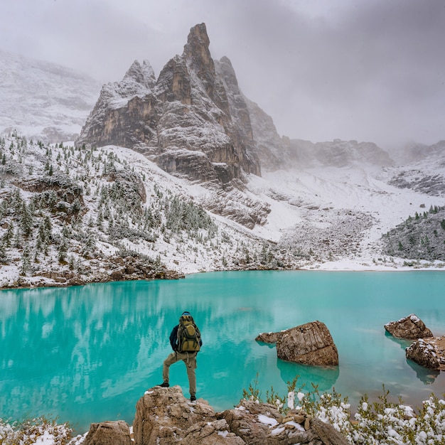 Incredibile lago con insolito colore dell'acqua