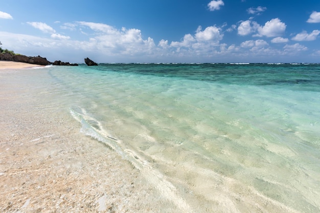 Incredibile onda cristallina del mare turchese lungo la giornata di sole sulla spiaggia