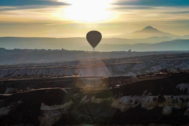 Incredibile paesaggio con la mongolfiera in Cappadocia