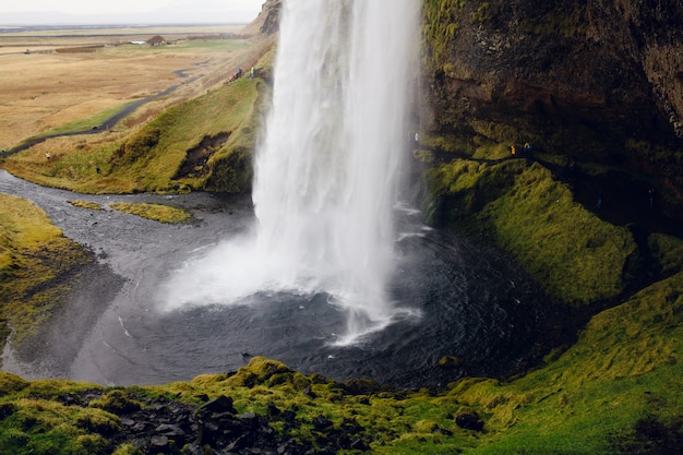 Incredibile paesaggio con una cascata islandese