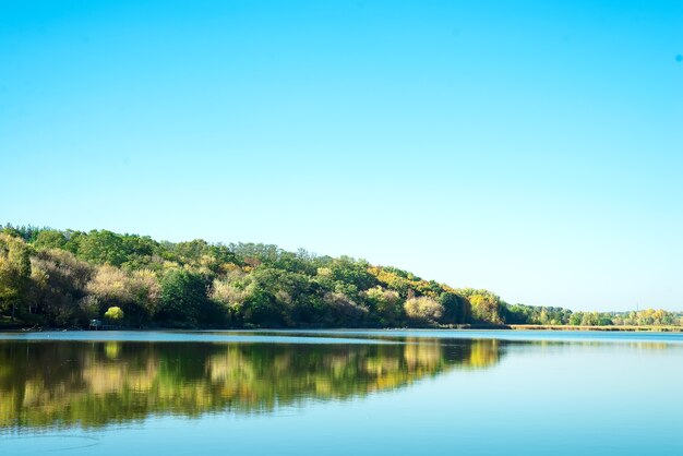 Incredibile paesaggio del lago con acqua verde limpida e cielo blu perfetto