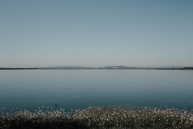 Incredibile paesaggio di laghi con acque cristalline e cielo blu perfetto a Montpellier in Francia