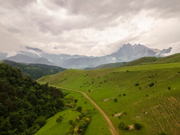 Incredibile paesaggio di montagna. Belle nuvole, campi, montagne. Vista aerea