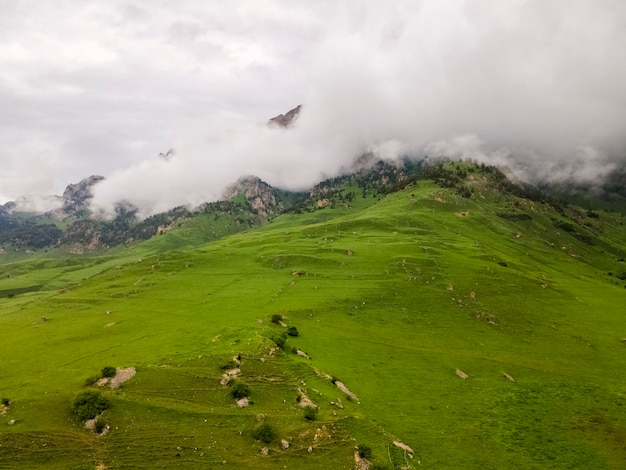 Incredibile paesaggio di montagna. Belle nuvole, campi, montagne. Vista aerea